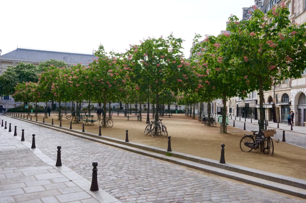 Parijs, Frankrijk, Place Dauphine | Claudia Goes Abroad